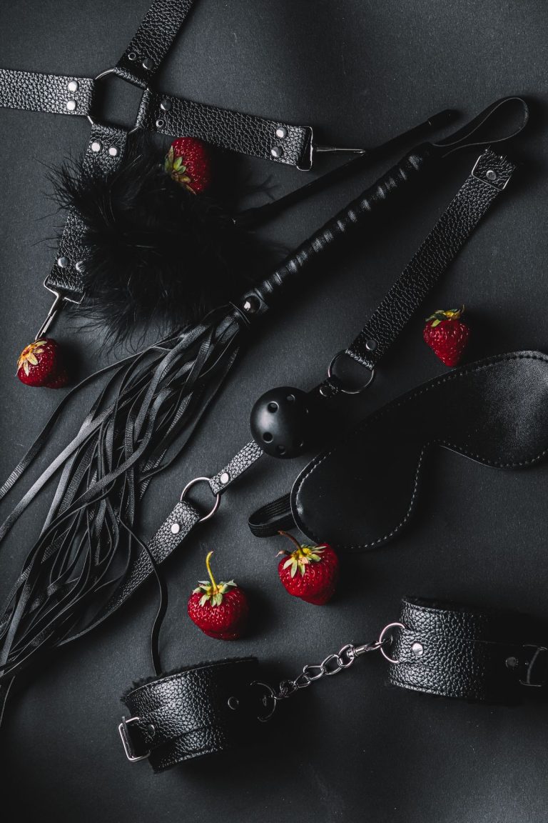 BDSM là gì? SM, bạo dâm, khổ dâm và cách chơi an toàn