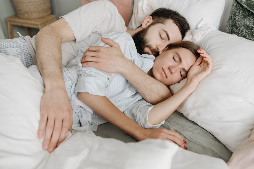 Cặp đôi ôm nhau trên giường
