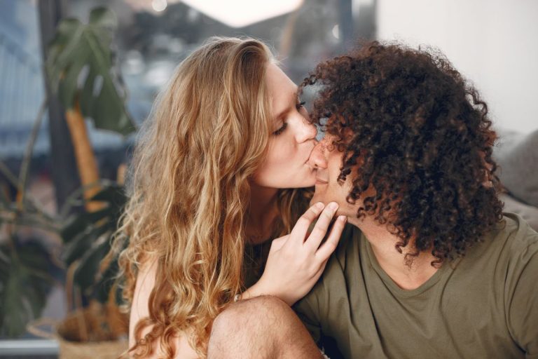 Cách hôn nút lưỡi từng bước cho người mới