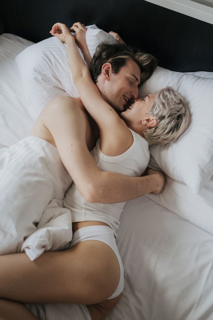 Cặp đôi tình cảm bên nhau trên giường