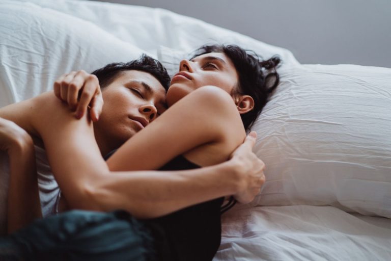 Cách sờ ngực bạn gái, bóp vú và hôn ngực đúng cách