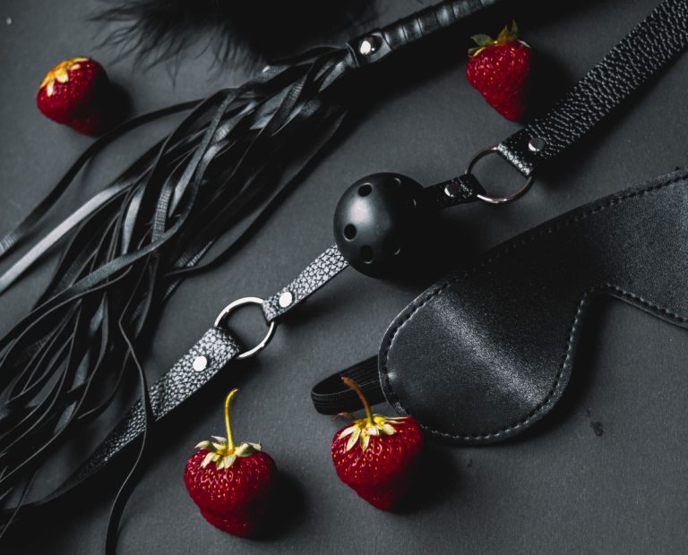 Hướng dẫn chơi BDSM cho người mới: 7 bước và luật an toàn