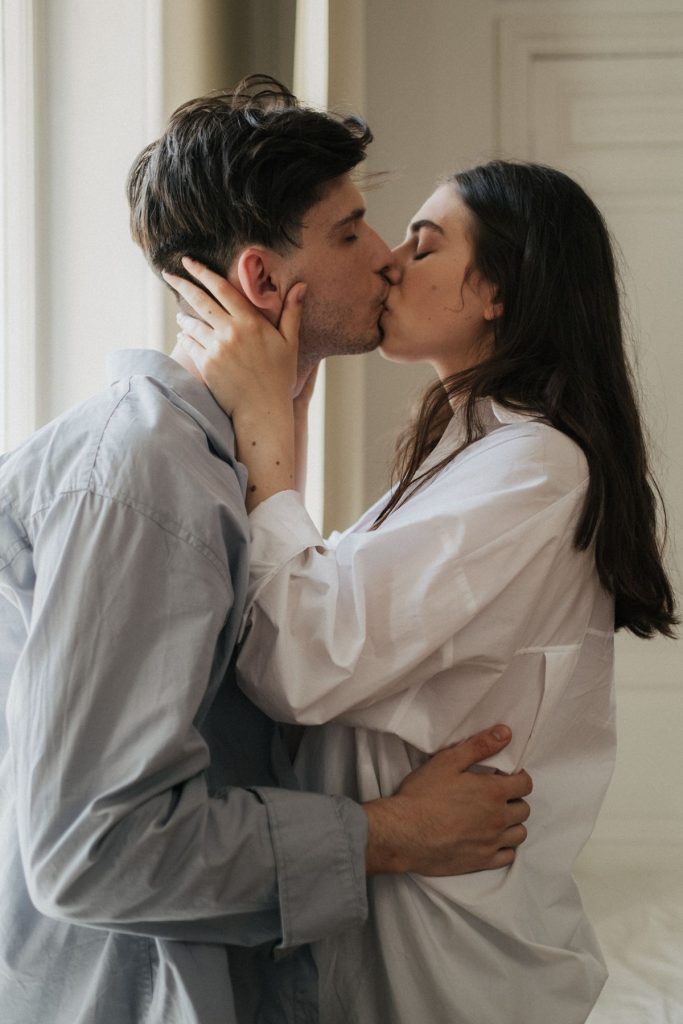 Cặp đôi ôm hôn nhau trong phòng