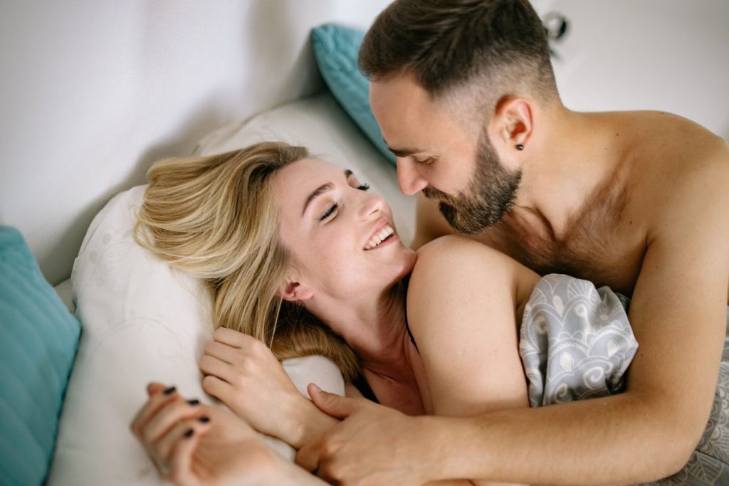 Cặp đôi ôm nhau trên giường