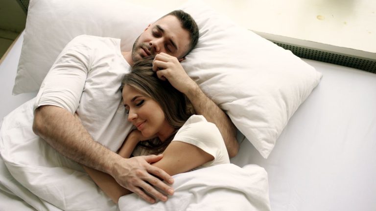 Tư thế úp thìa là gì? Cách làm và 6 kiểu úp thìa